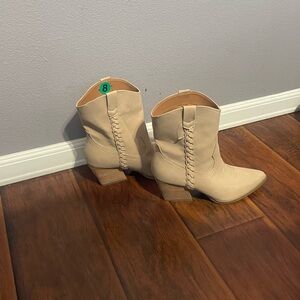 Faux suede urban cowgirl boots. NWOT women’s size large.